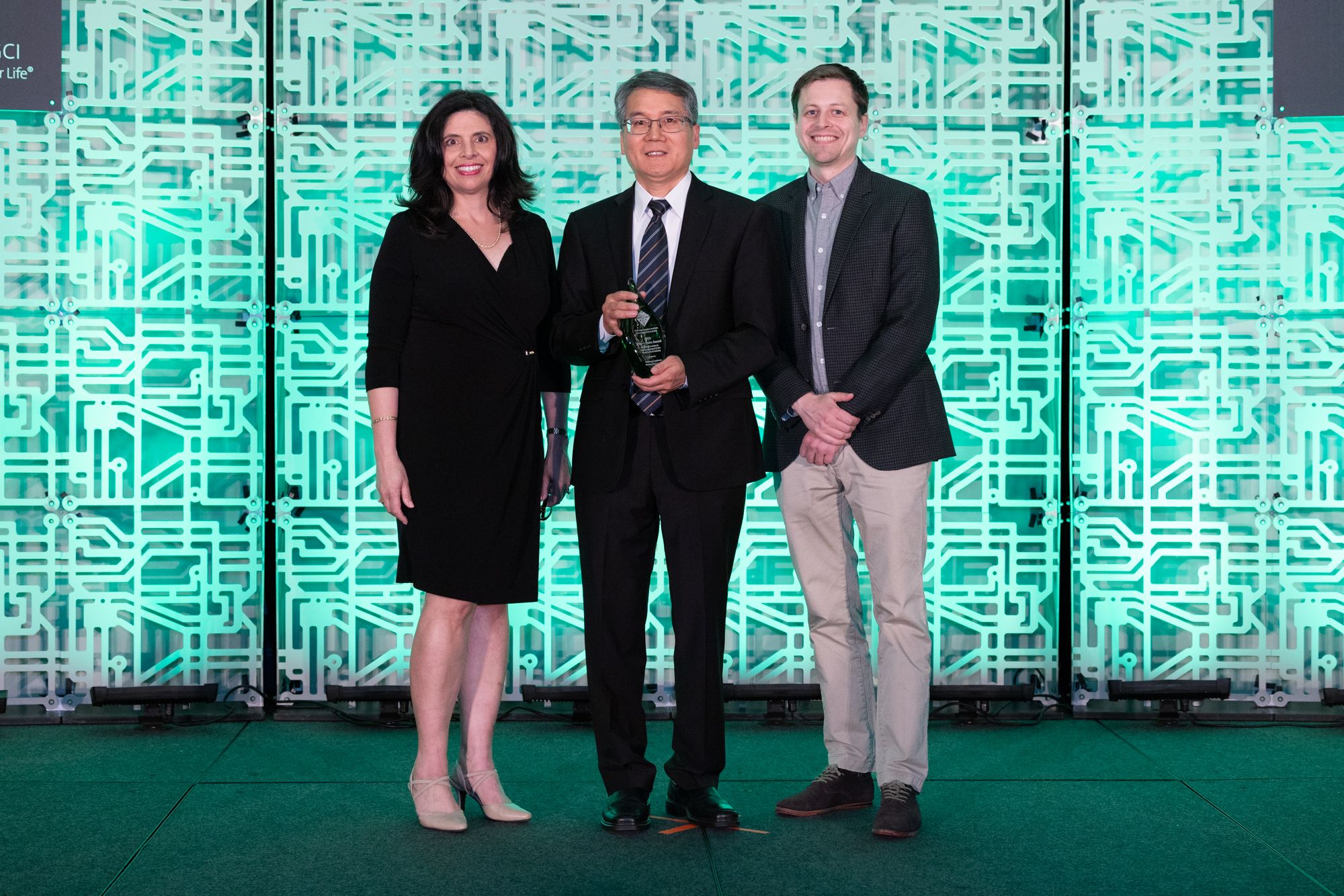 Yongda Zhang receives Peter J. Dunn Award on behalf of Boehringer Ingelheim.