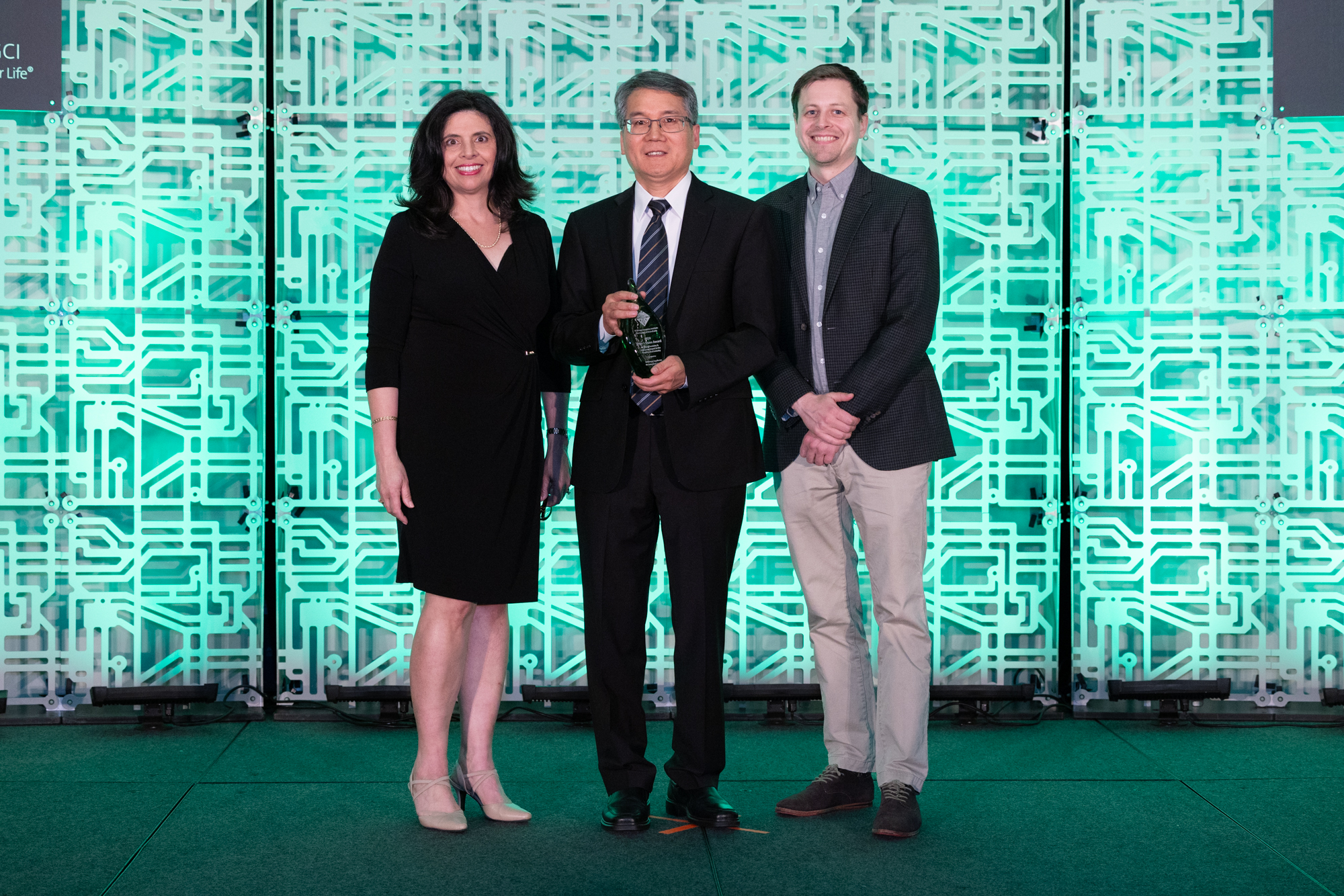 Yongda Zhang receives Peter J. Dunn Award on behalf of Boehringer Ingelheim.